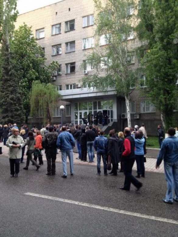 МОЛНИЯ: восставший народ Донбасса берет под контроль стратегические объекты Донецка, прямо сейчас идет захват СБУ (онлайн) | Русская весна
