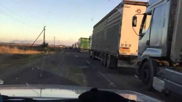 Вооруженные люди угрожают сжечь автомобиль, — дальнобойщик о блокаде Крыма (ВИДЕО) | Русская весна