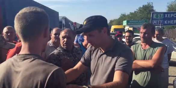 На границе с Крымом Чубаров и Парасюк издеваются над дальнобойщиками (ВИДЕО) | Русская весна