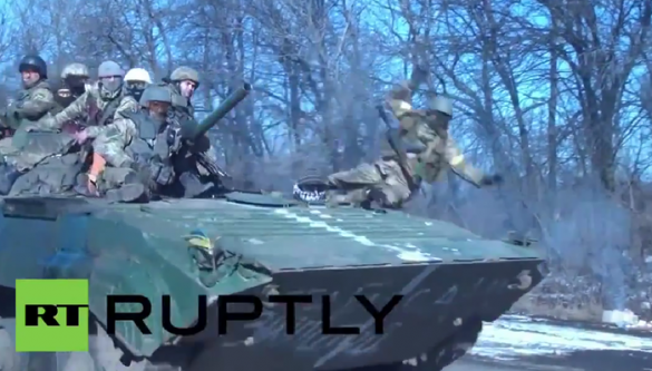 Обессилевший украинский солдат разбился, упав с БМП во время отступления (ВИДЕО) | Русская весна