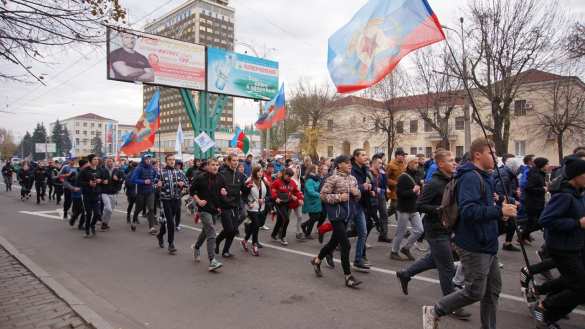 Молодёжь ЛНР вышла на традиционную «Русскую пробежку» в День народного единства (ФОТО, ВИДЕО) | Русская весна