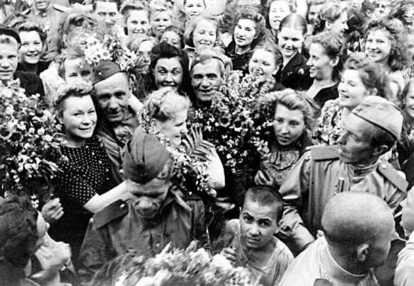 «Шёл и чувствовал счастье наступившего праздника» — 9 мая 45-го в воспоминаниях очевидцев | Русская весна