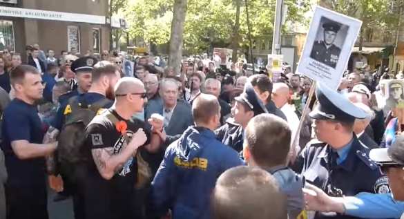В Николаеве неонацисты из «Азова» нападали на ветеранов и участников «Бессмертного полка» (ВИДЕО+18) | Русская весна