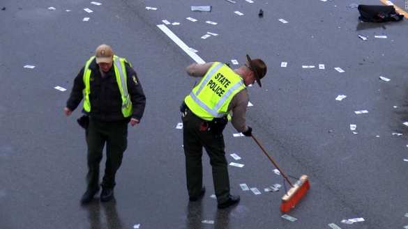 В США автотрассу засыпало деньгами (ВИДЕО) | Русская весна