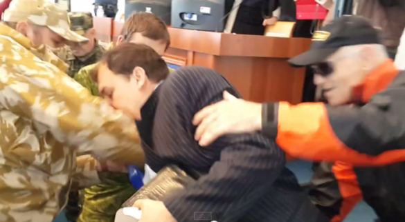 Черкассы: двух депутатов облсовета майдановцы бросили в мусорные баки (ВИДЕО) | Русская весна