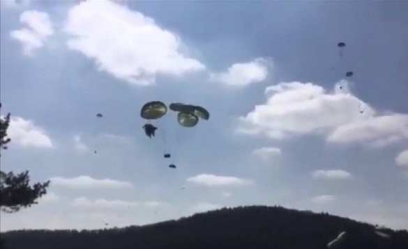 «Хамви» с неба: Американские десантники на учениях «уронили» 3 автомобиля (ВИДЕО) | Русская весна