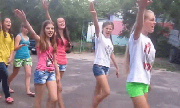 Детский фашизм на Украине: девочки в летнем лагере кричат нацистские лозунги и вскидывают руки (видео) Детский фашизм на Украине: девочки в летнем лагере кричат нацистские лозунги и вскидывают руки (видео) | Русская весна