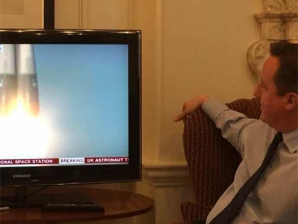 Пользователи соцсетей высмеяли Дэвида Кэмерона за фото с телевизором (ФОТО) | Русская весна