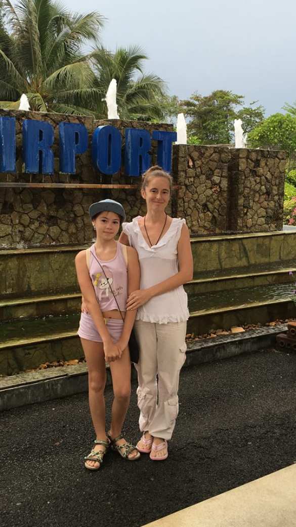 Девочка, с которой неонацисты сорвали георгиевскую ленточку в Киеве, переехала с мамой в Россию (ФОТО) | Русская весна