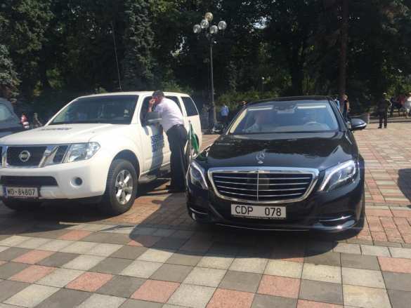 Дипломаты устроили парковку на крови (ФОТО) | Русская весна