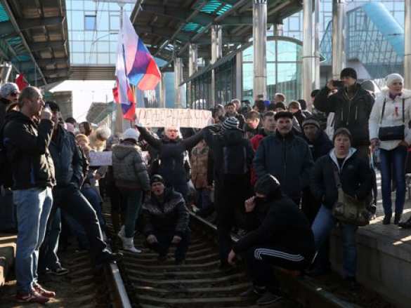 Митингующие в Донецке перекрыли железную дорогу | Русская весна