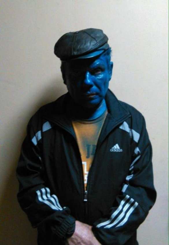 Нацисты раскрасили сторонника Новороссии в цвета украинского флага (ФОТО, ВИДЕО) | Русская весна