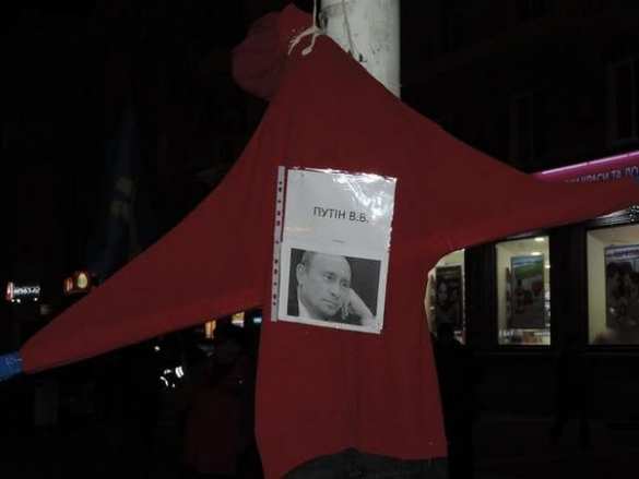 Днепропетровск: на столбах, стоящих на Европейской площади, повесили «врагов Украины» (ФОТО) | Русская весна