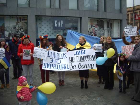 Тридцать друзей Украины: акция «Беженцы против Новороссии» собрала в Днепропетровске немногим больше народу, чем в Запорожье (фото, видео) | Русская весна