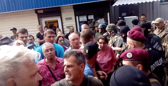 В Днепропетровске во время демонтажа киосков произошла массовая драка (ВИДЕО)  | Русская весна