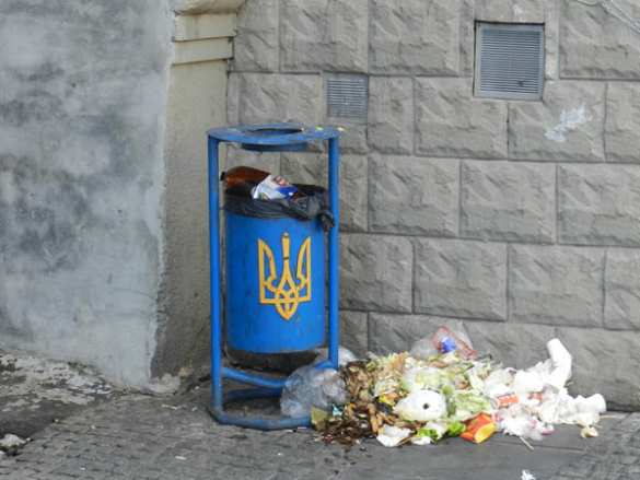 В Днепропетровске появились «патриотические» урны (ФОТО) | Русская весна