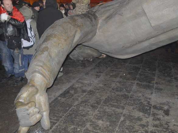 Министр культуры Украины одобрил вандальное уничтожение памятника в Днепропетровске (ФОТО) | Русская весна