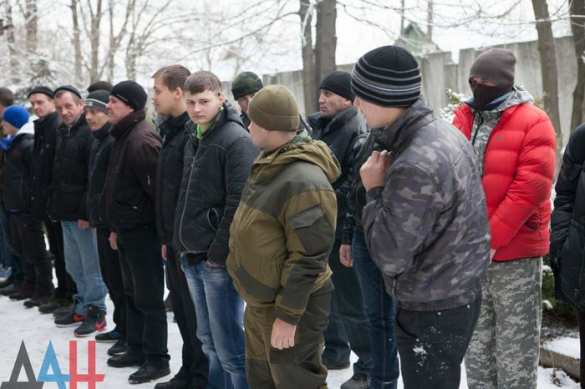 В военкоматах ДНР — очереди из добровольцев (ФОТО) | Русская весна