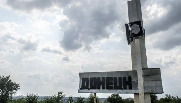 Жители Донецка завершают демонтаж символики Украины со зданий города (ФОТО) | Русская весна