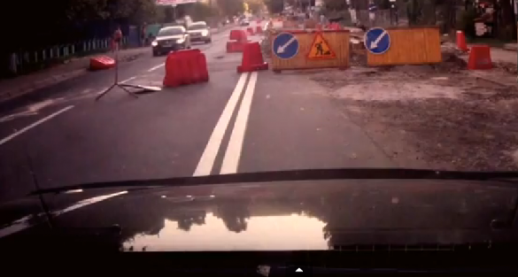 «Воюешь ты, падла, в Киеве?» – броневик Saxon специально сносит дорожные ограждения (ВИДЕО) | Русская весна