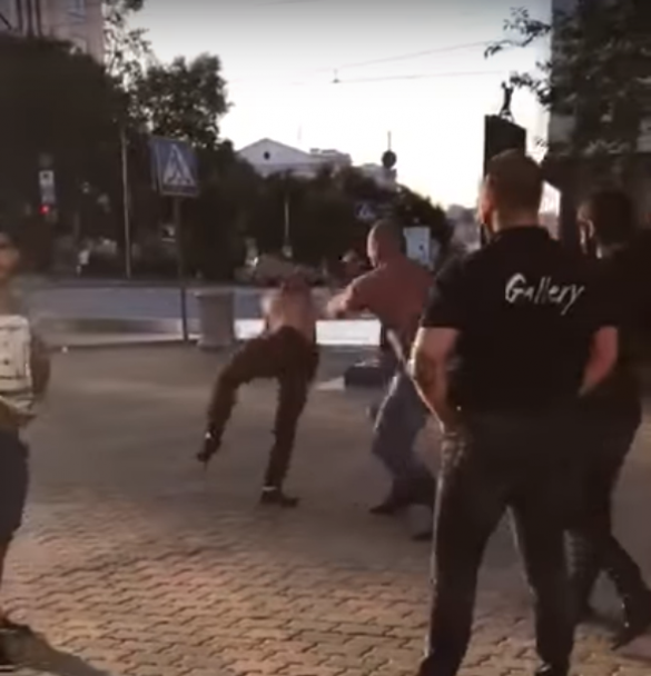 Драка до смерти: Появились 3 записи жестоких столкновений чемпиона по пауэрлифтингу и миксфайтера (ВИДЕО) | Русская весна