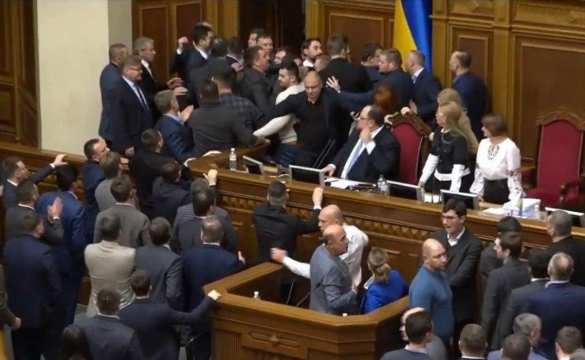 Депутат Зеленского призвал расстрелять другую партию и устроил драку | Русская весна