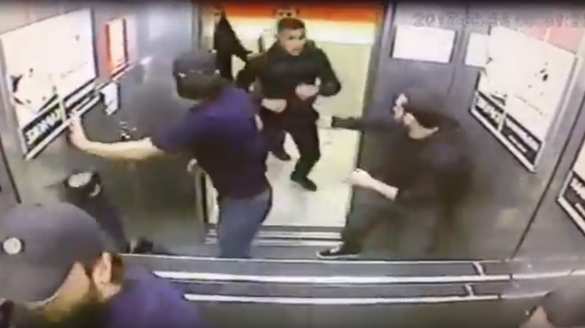 Один против троих: Мужчина жестоко избил кавказцев в лифте — подробности (ВИДЕО) | Русская весна