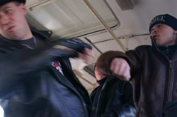 Девушка защищала парня: подробности избиения мигрантом москвичей (ВИДЕО) | Русская весна