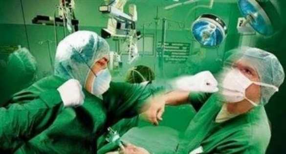 Хирург чуть не зарезал анестезиолога во время операции | Русская весна