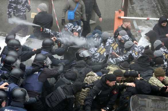 Под киевским судом полиция с дракой задержала 15 неонацистов, есть раненые | Русская весна