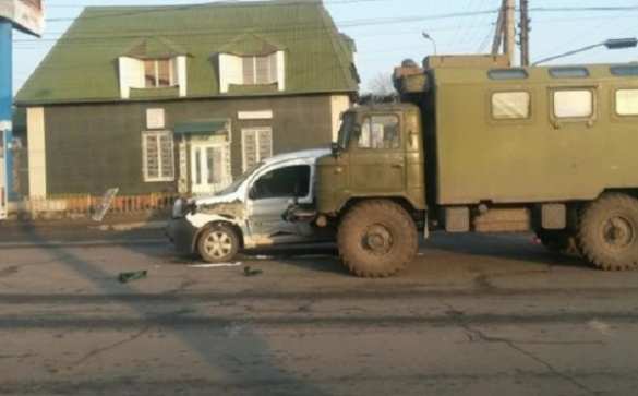 В Мариуполе военная «Шишига» с иностранным наёмником столкнулась с легковым автомобилем (ФОТО, ВИДЕО) | Русская весна