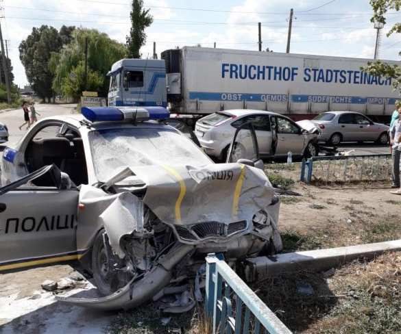 Лобовое столкновение: Украинские патрульные разбили авто и еле выжили (ФОТО, ВИДЕО) | Русская весна
