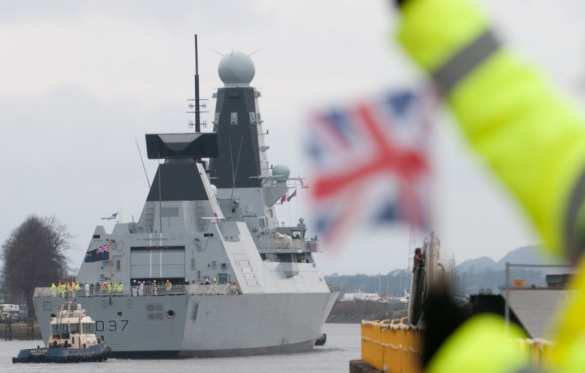 Британский эсминец, следивший за «Адмиралом Кузнецовым», вернули в порт на буксире | Русская весна