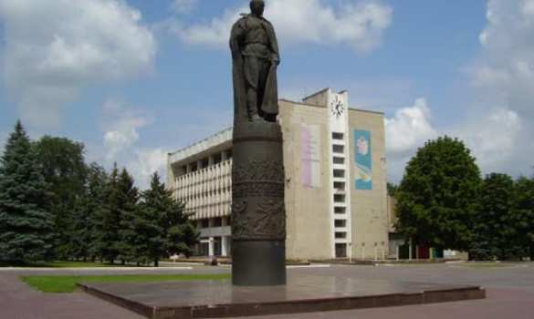 В Днепродзержинске снесли памятник Дзержинскому (ФОТО) | Русская весна