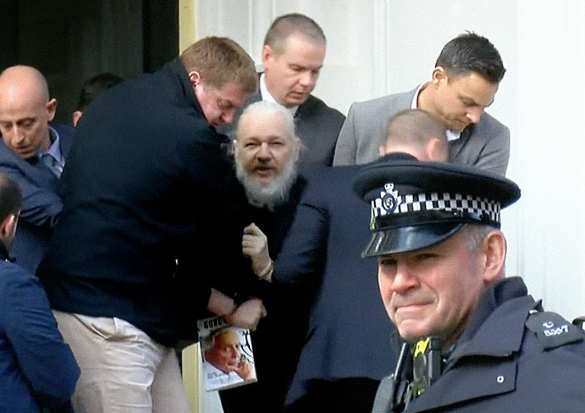 Джулиана Ассанжа подвергали психологическим пыткам в Британии | Русская весна