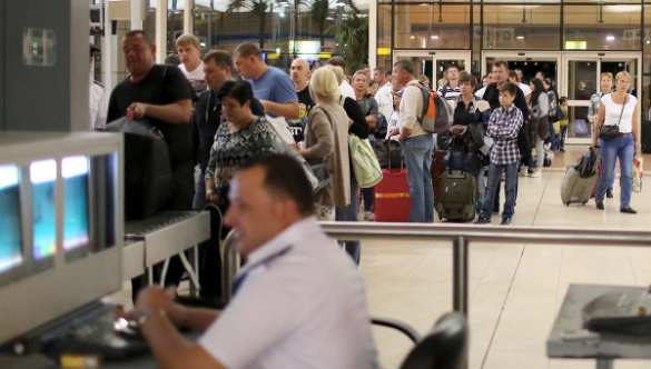 Туристы в аэропорту Хургады, Египет Полиция уничтожила троих злоумышленников, устроивших стрельбу у отеля в Хургаде | Русская весна