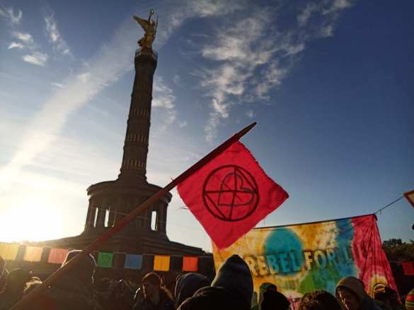 В Берлине активисты перекрыли центр города и требуют объявить чрезвычайное положение (ВИДЕО) | Русская весна