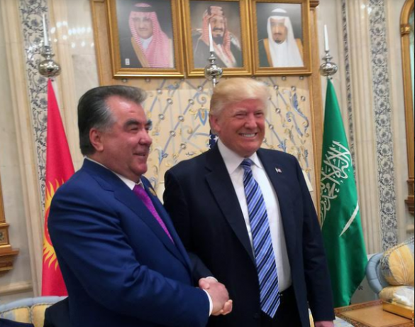 Президент Таджикистана «победил» Трампа в рукопожатии (ВИДЕО) | Русская весна