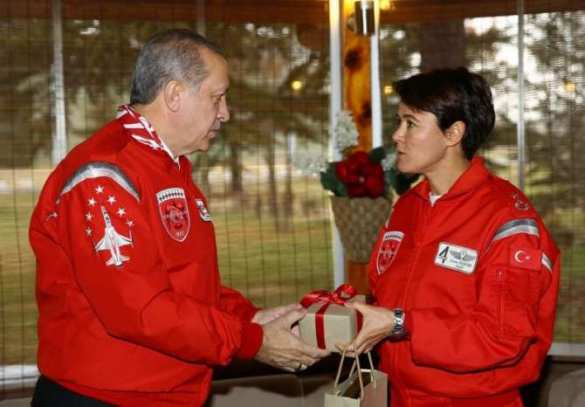 Очередной фэйк: Эрдоган награждает медалью сбившего российский самолет турецкого летчика (ФОТО) | Русская весна