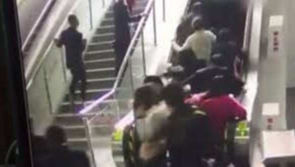 В Китае эскалатор с людьми поехал в обратную сторону (ВИДЕО) | Русская весна