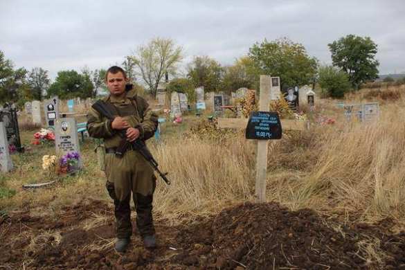 Ополченцы хоронят тела украинских солдат, которые не хотят забирать свои | Русская весна