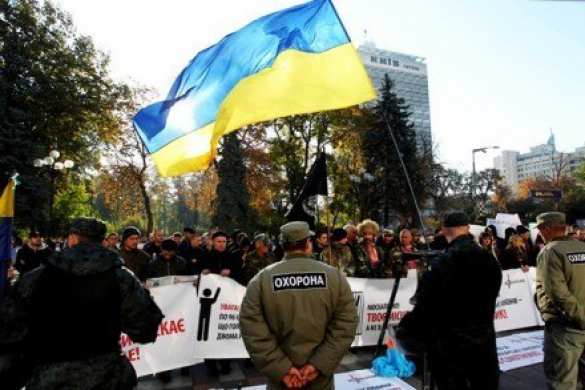 Киев: милиционеры избили националистов в масках возле Рады | Русская весна