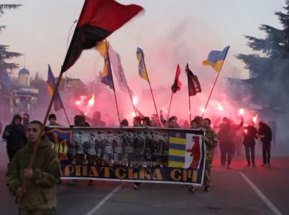 Неонацисты устроили факельный марш против «венгерских оккупантов» в Закарпатье (ВИДЕО) | Русская весна