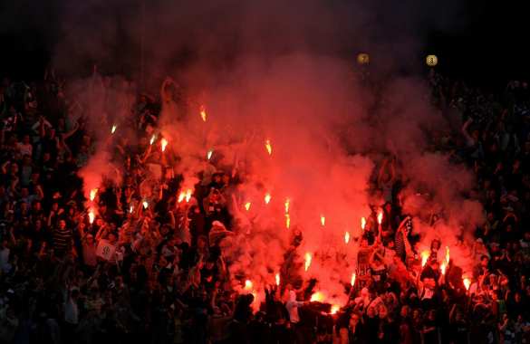 В Киеве напали на болельщиков «Ливерпуля», забросав столами | Русская весна