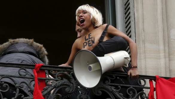 Голые «активистки» Femen пытались сорвать выступление Ле Пен (ФОТО, ВИДЕО) | Русская весна