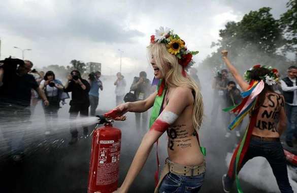 Голые «активистки» переругались: стало известно о распаде украинской Femen | Русская весна