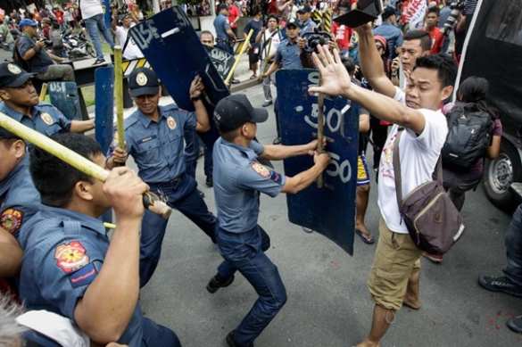 Полицейский фургон протаранил толпу протестующих у посольства США (ФОТО, ВИДЕО) | Русская весна