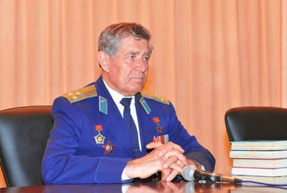 «Мы решили поместить обломок Boeing-777 в музей, потому что погибшие люди и сбитый самолет — это жертвы фашизма», — председатель Ейского «Боевого Братства» | Русская весна