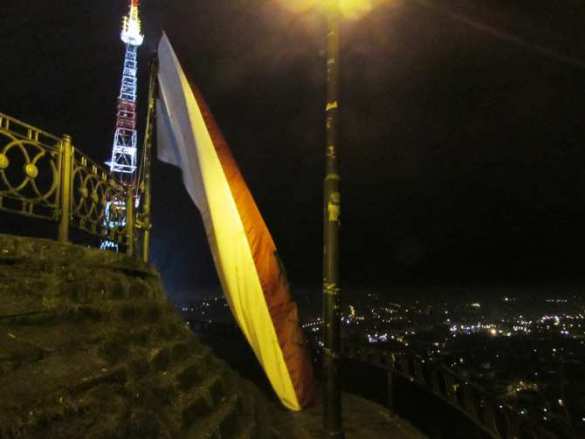 Во Львове ночью неизвестные вывесили и заминировали флаг Польши (фото) | Русская весна