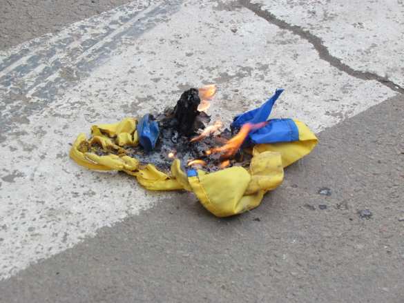 В Славянском районе местный житель прилюдно сжег флаг Украины | Русская весна